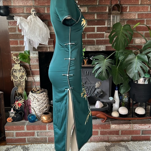 STUNNING Traditional Cheongsam Embroidered - Picture 4 of 9